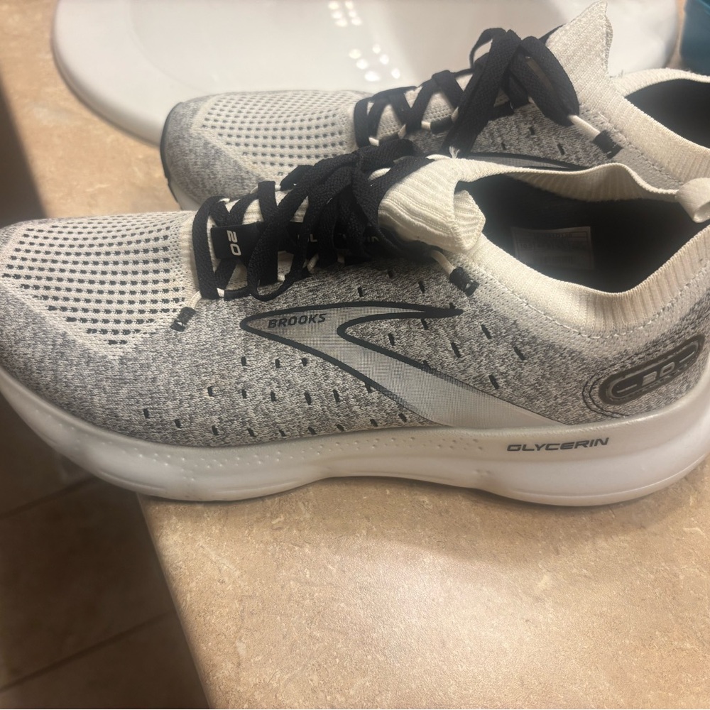 Brooks Glyverin 21 Gray Black Athletic Shoes with Breathable Mesh